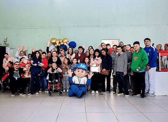 Comemoração dos 30 anos da APAE Barueri com pessoas atendidas, famílias e equipe da instituição