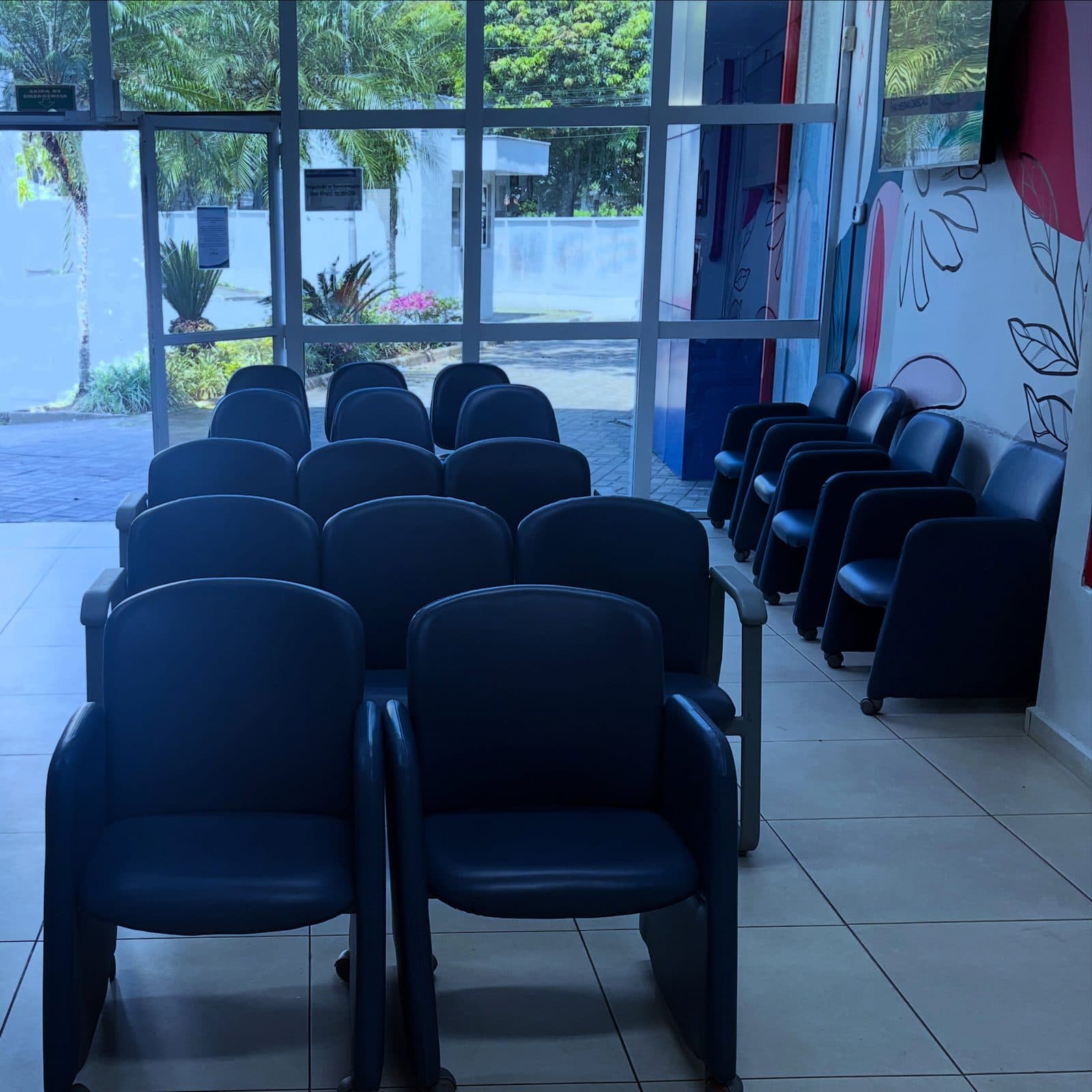 Recepção da APAE Barueri ganha 24 cadeiras estofadas, plantas e uniforme novo na primeira fase da humanização — foto 2