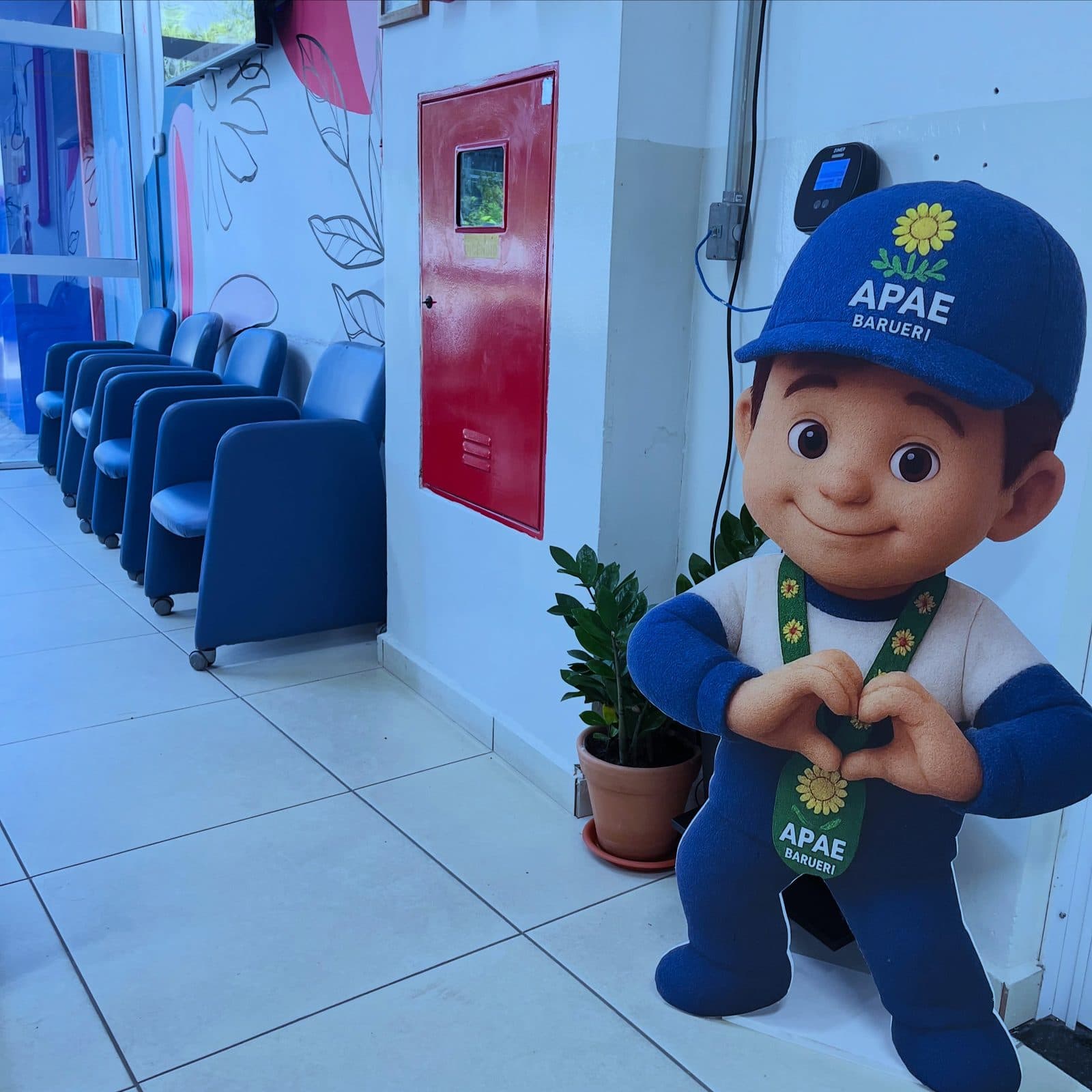Recepção da APAE Barueri ganha 24 cadeiras estofadas, plantas e uniforme novo na primeira fase da humanização — foto 4