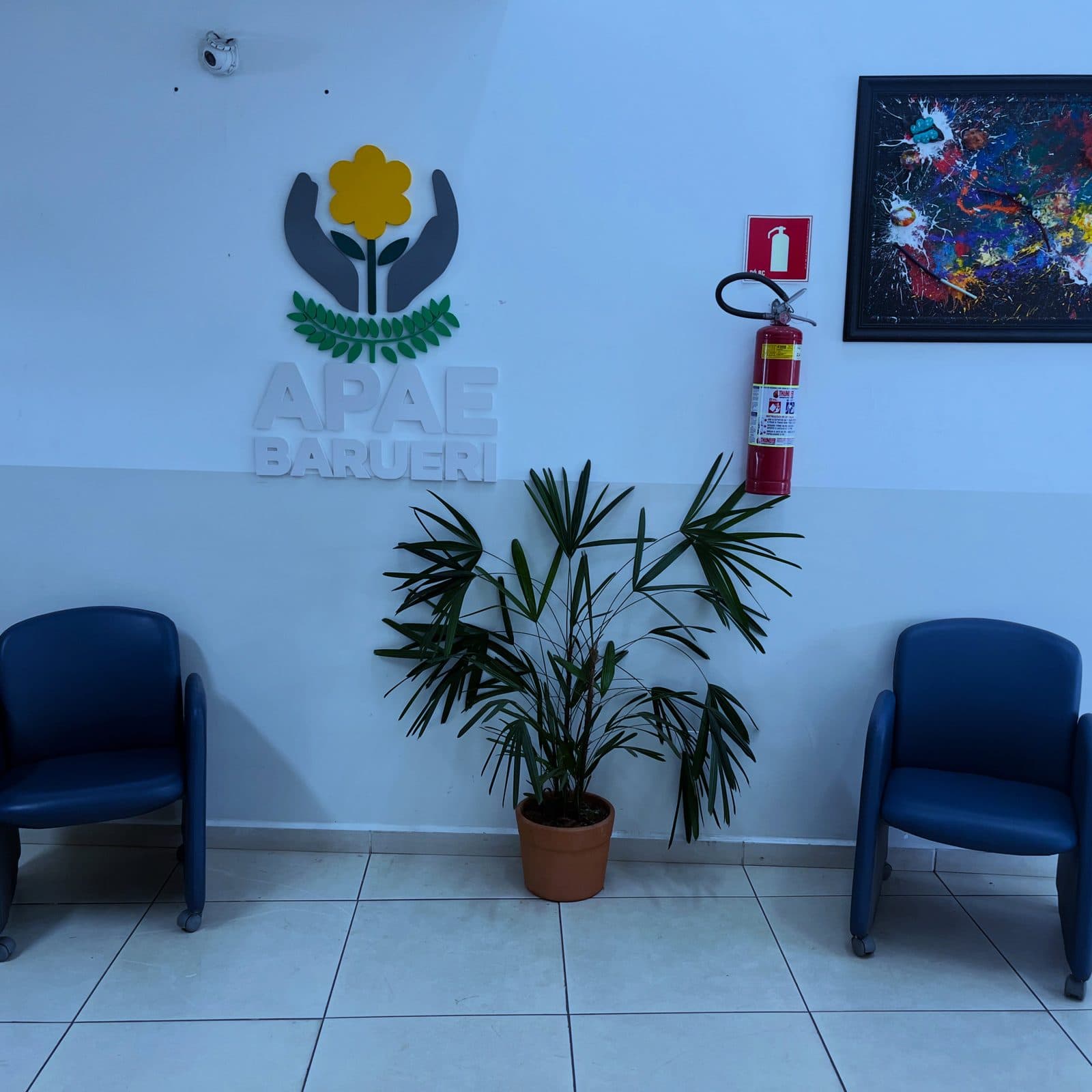 Recepção da APAE Barueri ganha 24 cadeiras estofadas, plantas e uniforme novo na primeira fase da humanização — foto 6