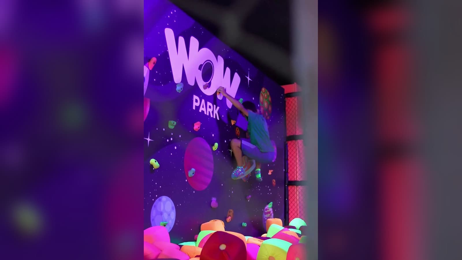 Criança na parede de escalada temática da WOW Park (Alphaville) durante a ação de inclusão da APAE Barueri