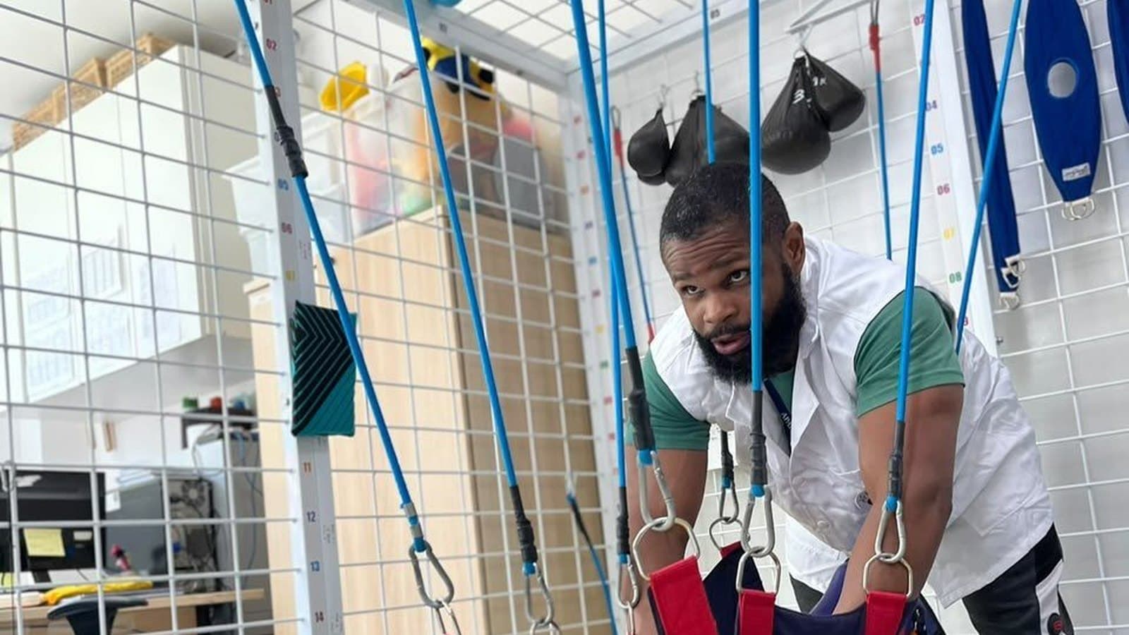 Terapeuta da APAE Barueri prepara o equipamento de uma sessão de reabilitação.