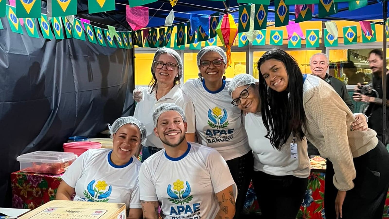 Equipe da APAE Barueri na barraca de mini pizzas durante a Festa Junina da SDPD