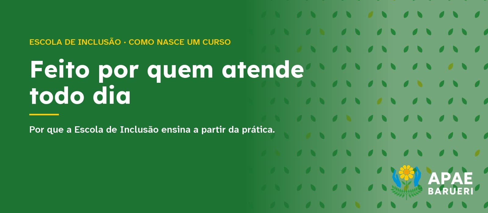 Capa tipográfica em fundo verde com a estampa de folhas de louro da marca APAE Barueri: acima, em amarelo, “Escola de Inclusão · Como nasce um curso”; ao centro, em branco, o título “Feito por quem atende todo dia” e, abaixo, “Por que a Escola de Inclusão ensina a partir da prática.”