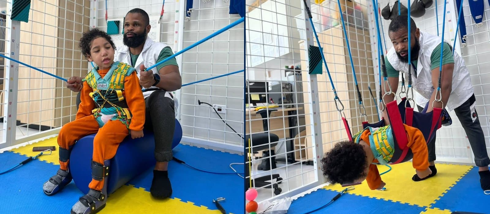 Duas cenas da mesma sessão de fisioterapia numa gaiola de grade branca: o fisioterapeuta de jaleco branco apoia a criança sentada sobre um rolo azul, presa a cordas elásticas; ao lado, ajusta a criança suspensa numa tipoia, com as mãos quase tocando o tatame azul e amarelo.