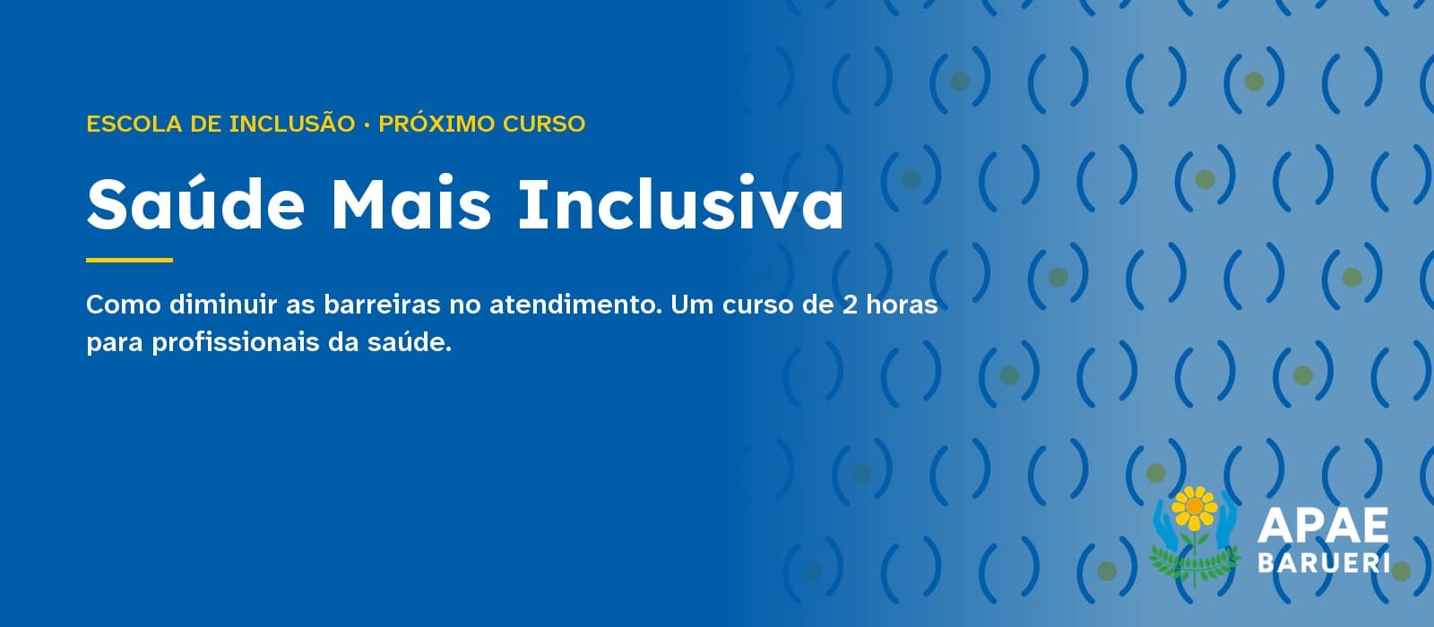 Capa tipográfica em fundo azul com a estampa de parênteses da marca APAE Barueri: acima, em amarelo, “Escola de Inclusão · Próximo curso”; ao centro, em branco, o título “Saúde Mais Inclusiva” e, abaixo, “Como diminuir as barreiras no atendimento. Um curso de 2 horas para profissionais da saúde.”