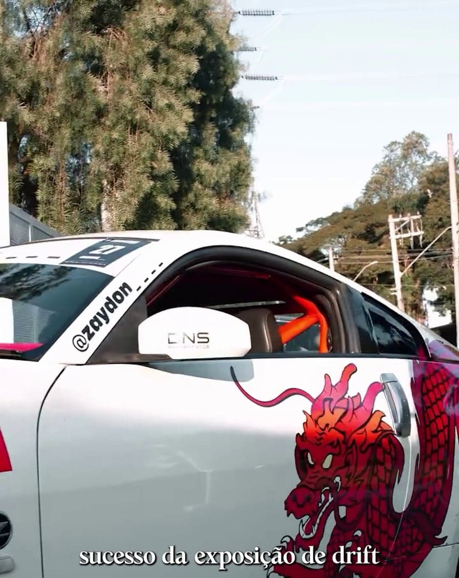 Carro do Dragão e o piloto Zaidon, do universo do drift, em ação ligada à APAE Barueri — 2