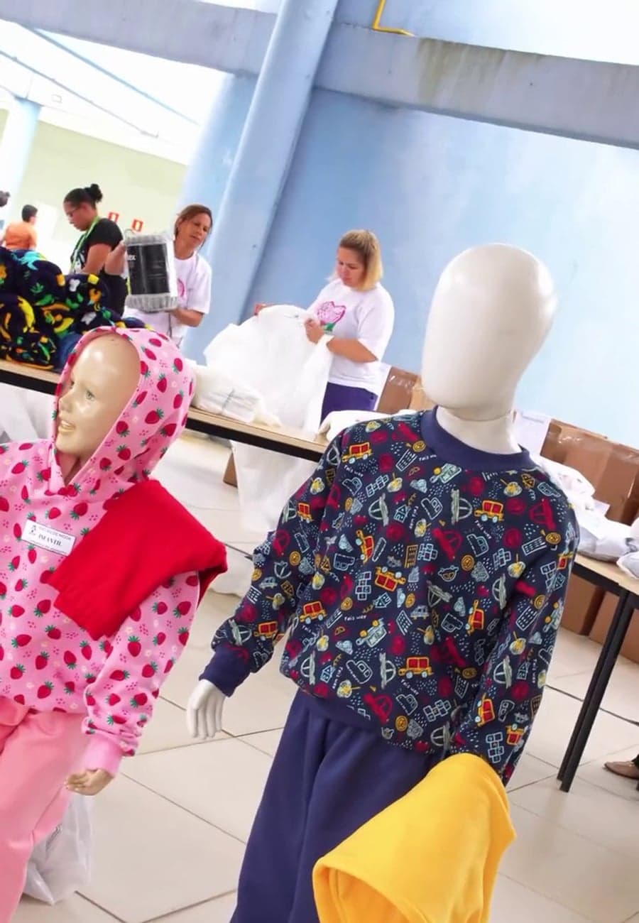 Registros da entrega da Campanha do Agasalho 2026 na APAE Barueri: autoridades, organização e os kits de inverno — 3