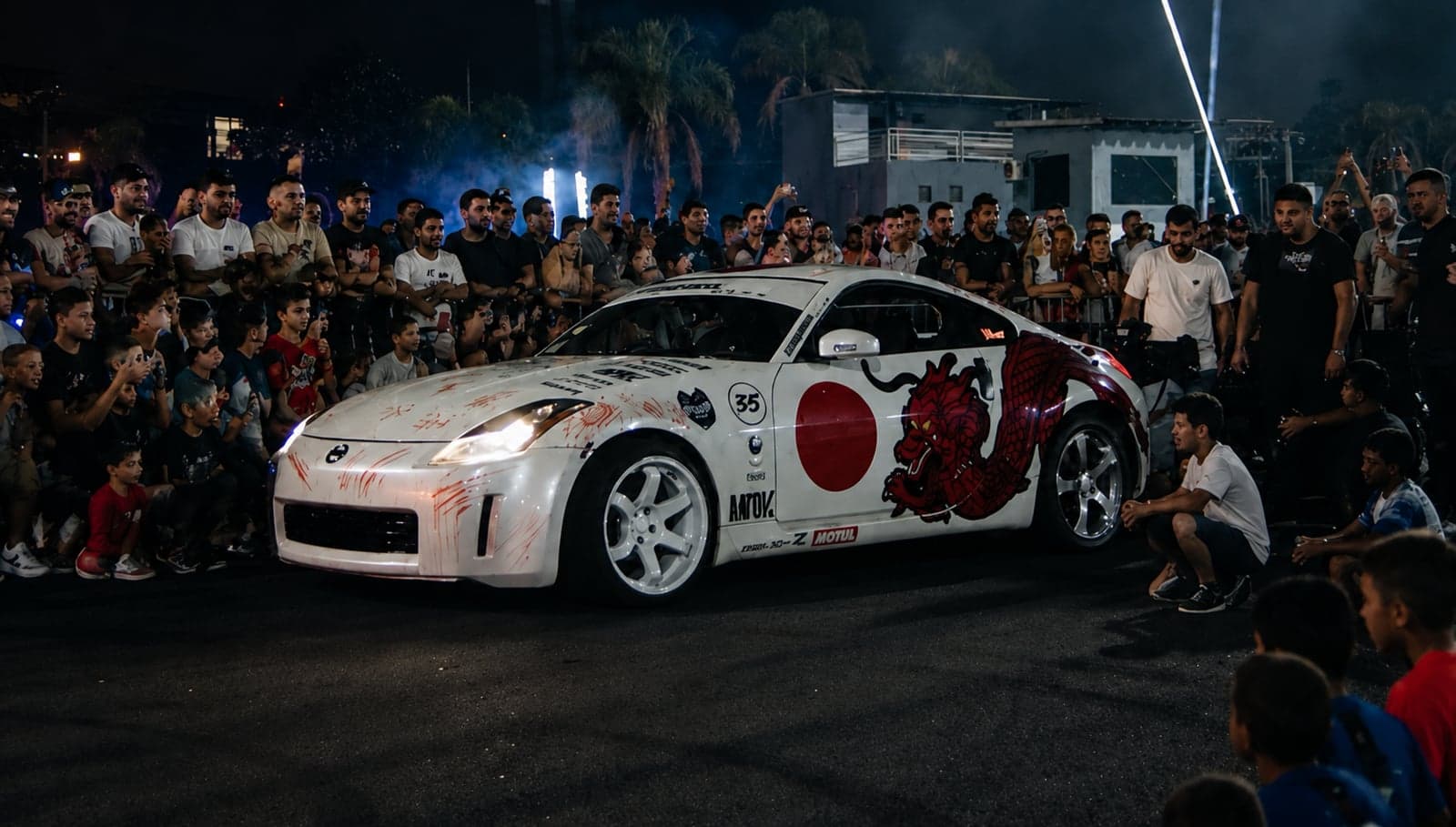 Carro preparado para drift durante evento automobilístico com público ao redor