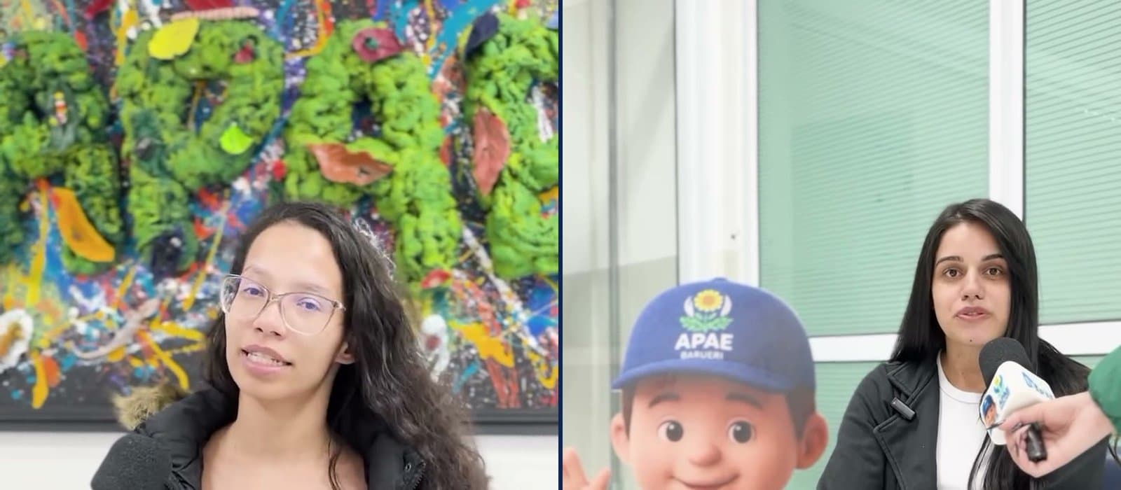 Duas cenas do vídeo Histórias que conectam: à esquerda, uma mãe de óculos e cabelo cacheado fala diante de um painel colorido com as letras APAE em relevo verde; à direita, outra mãe, de casaco escuro, dá entrevista sentada ao lado do painel em tamanho real do APAEzito, o personagem de boné azul da APAE Barueri.