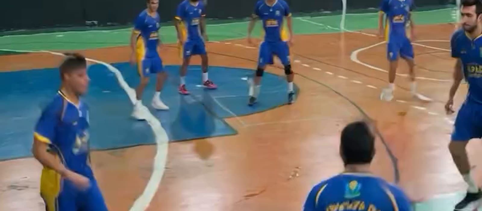 Arte de divulgação do Futebol de Pais da APAE Barueri: 29 de agosto, das 9h às 12h, na EMEF Onofra da Silva, ao lado de uma camisa azul e amarela com os dizeres “Amigos da 10 APAE Barueri”.
