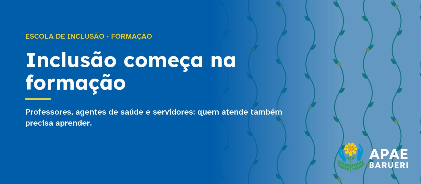 Capa tipográfica em fundo azul com a estampa de hastes onduladas da marca APAE Barueri: acima, em amarelo, “Escola de Inclusão · Formação”; ao centro, em branco, o título “Inclusão começa na formação” e, abaixo, “Professores, agentes de saúde e servidores: quem atende também precisa aprender.”