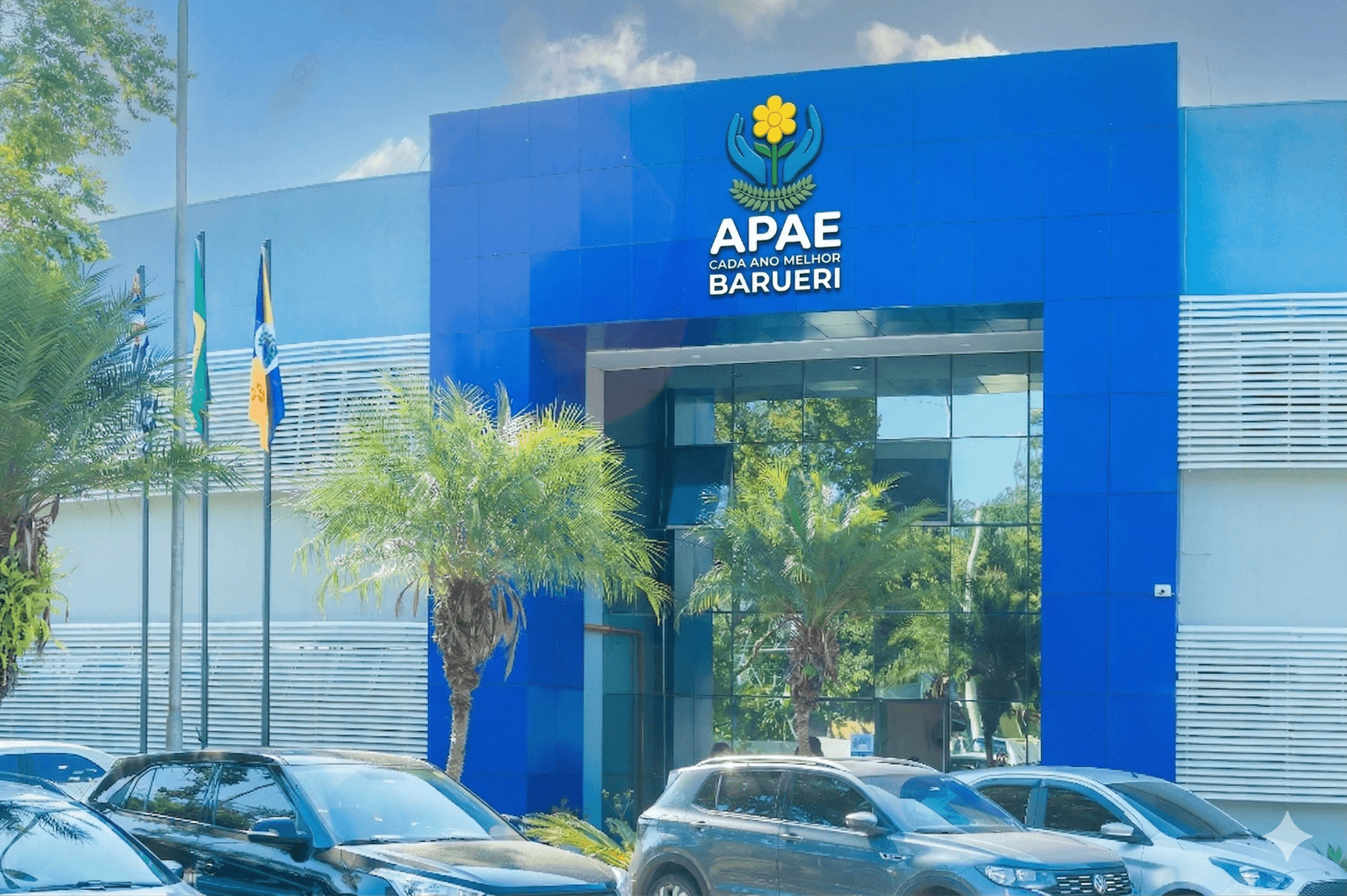 Fachada da sede da APAE Barueri, com o logotipo da instituição sobre a entrada principal.