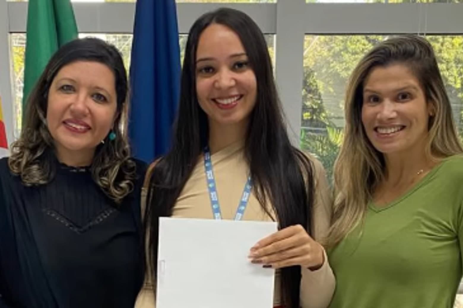 Representantes da APAE Barueri em registro relacionado à aprovação do projeto de Musicoterapia pela Sicredi