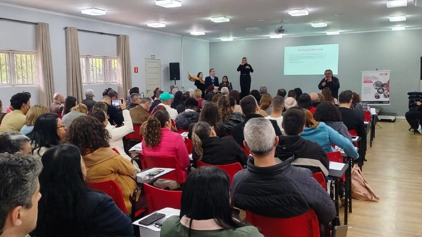 Como funciona a Escola de Inclusão da APAE Barueri: plataforma, quem produz e quem pode aprender
