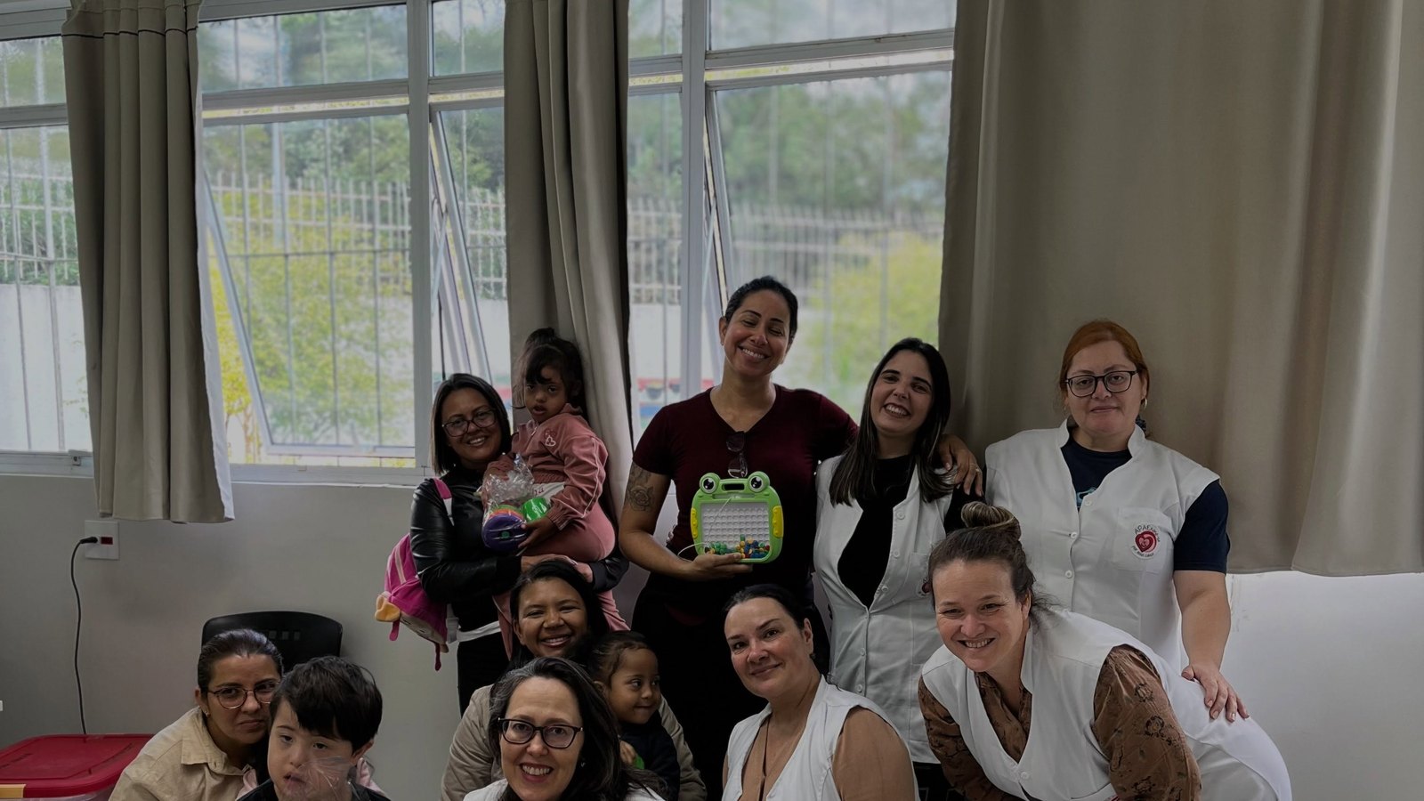 Feira do Troca-Troca: atendidos da APAE Barueri trocam brinquedos, pintam e aprendem a compartilhar
