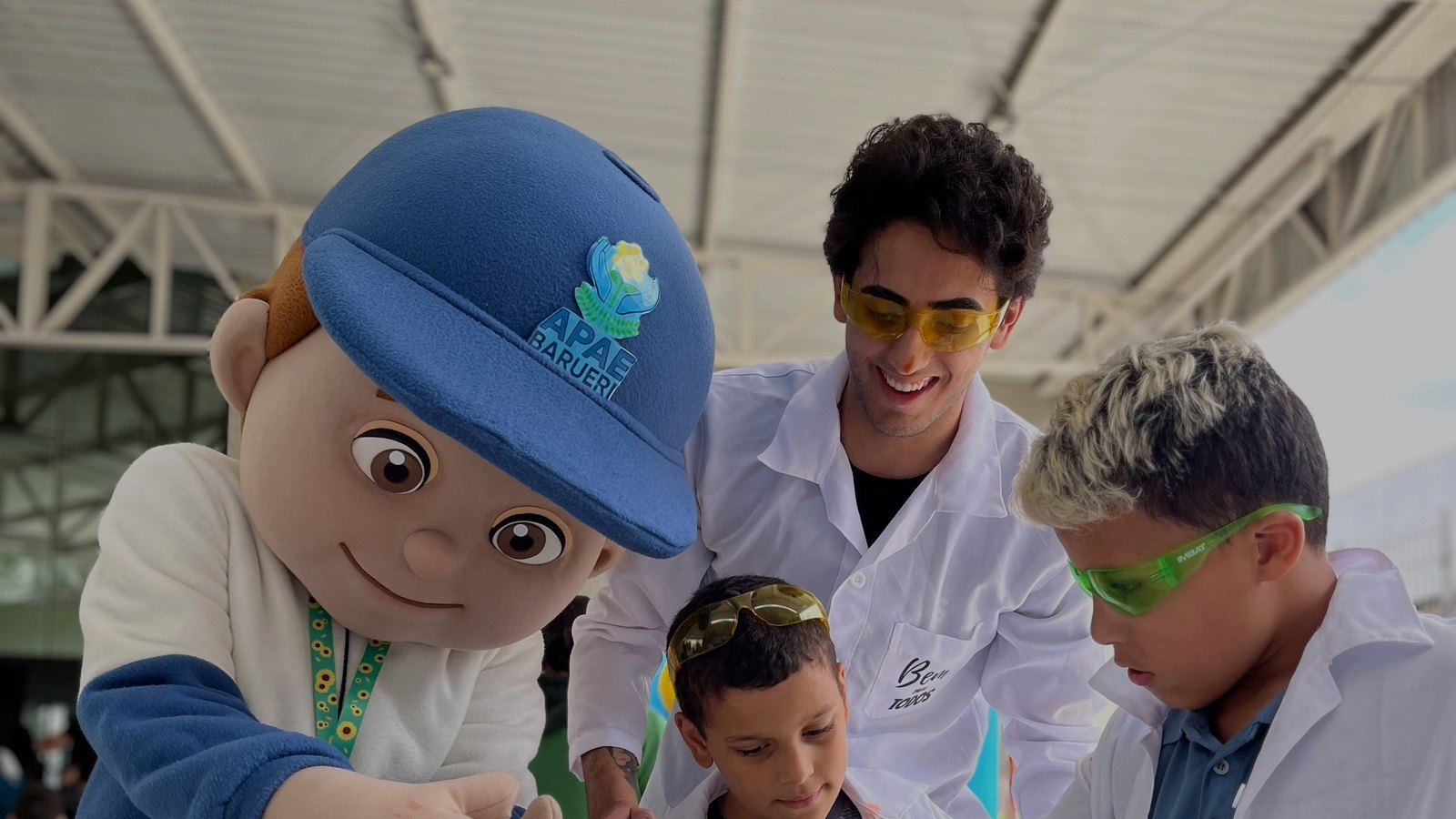 Projeto do Bem leva um sábado de brincadeiras, dança, química e doces aos atendidos da APAE Barueri