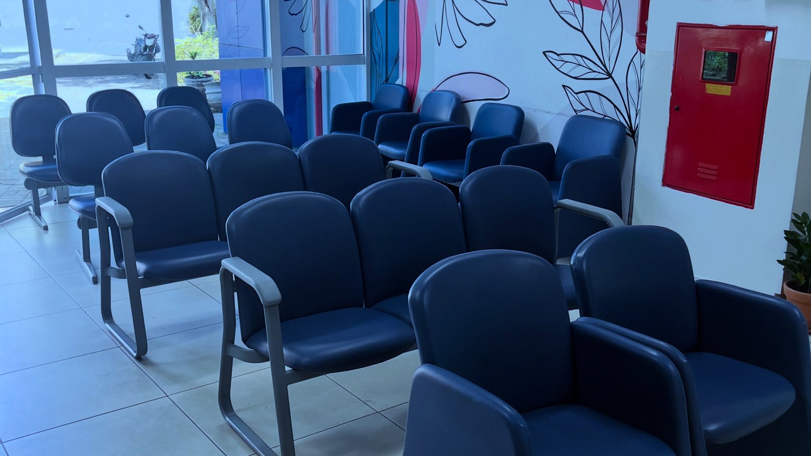 Recepção da APAE Barueri ganha 24 cadeiras estofadas, plantas e uniforme novo na primeira fase da humanização