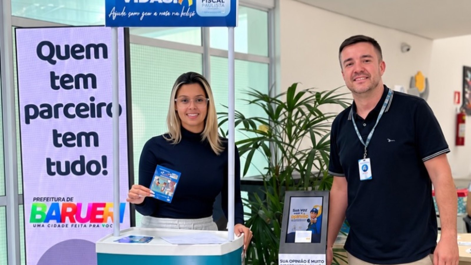 Segunda fase da recepção humanizada: APAE Barueri ganha totem da Ouvidoria, doado pela PromoLed, e telão de comunicação