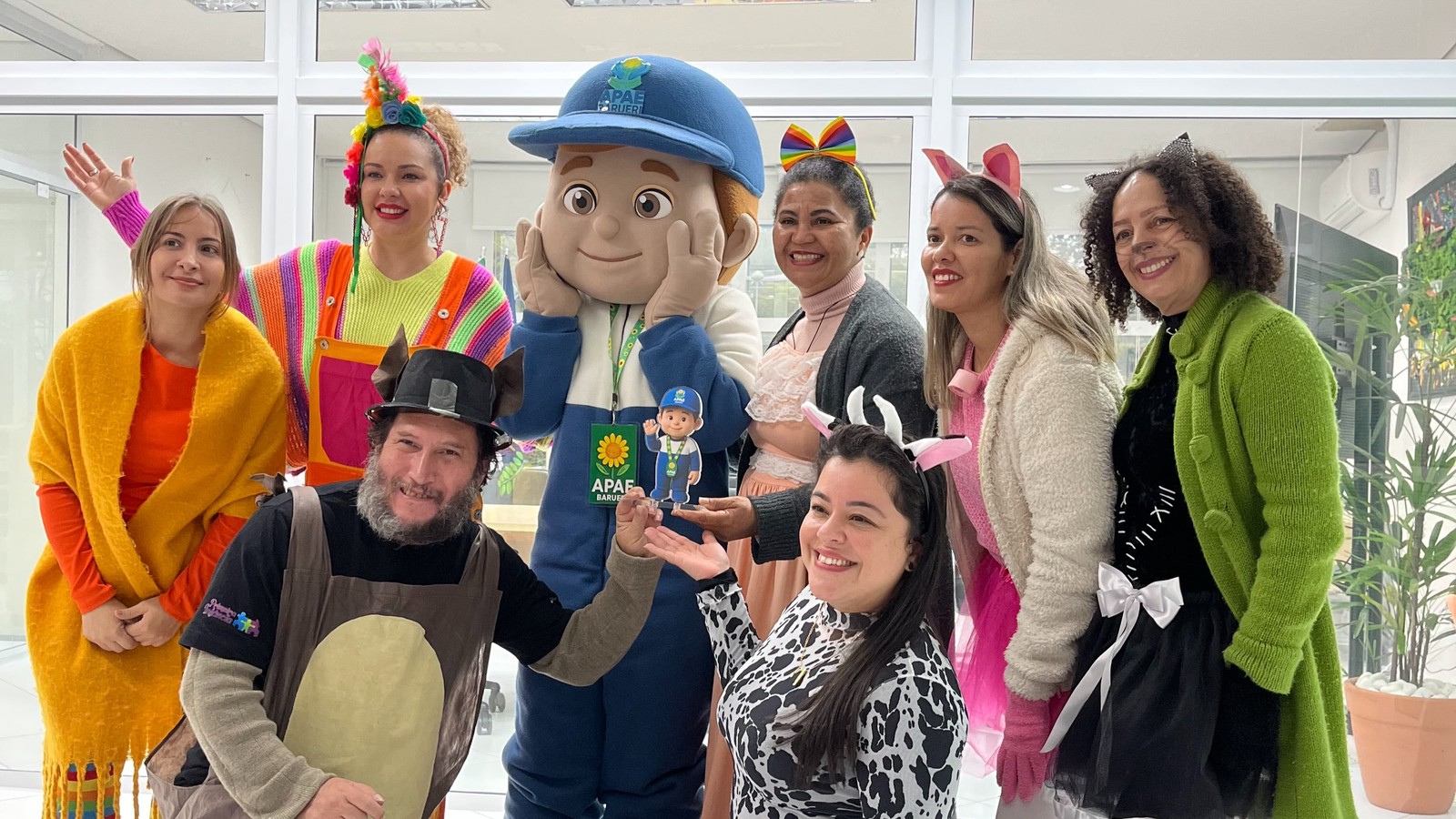 Primeira Infância recebe o Troféu APAEzito de Ouro pela semana de teatro com os atendidos da APAE Barueri